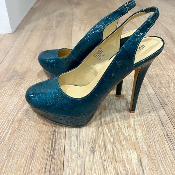 Tallulah Blu Sexy Teal Textured Round Toe Pumps - Picture 11 of 15